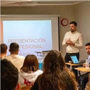 Persona joven y que tiene experiencia académica y profesional relacionada con el mundo de las finanzas.